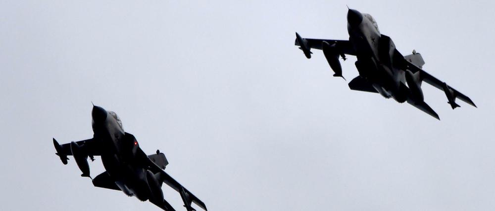 Tornados des Aufklärungsgeschwaders 51 fliegen am 01.12.2015 in Jagel (Schleswig-Holstein) über den Fliegerhorst. Das Kabinett beschloss am Dienstag den Einsatz von Aufklärungsflugzeugen und bis zu 1200 deutschen Soldaten gegen den IS. Konkret geht es um Unterstützung von Luftangriffen gegen den die Terrormiliz vor allem in Syrien und im Irak. 