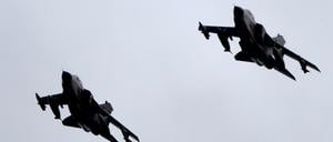 Tornados des Aufklärungsgeschwaders 51 fliegen am 01.12.2015 in Jagel (Schleswig-Holstein) über den Fliegerhorst. Das Kabinett beschloss am Dienstag den Einsatz von Aufklärungsflugzeugen und bis zu 1200 deutschen Soldaten gegen den IS. Konkret geht es um Unterstützung von Luftangriffen gegen den die Terrormiliz vor allem in Syrien und im Irak. 