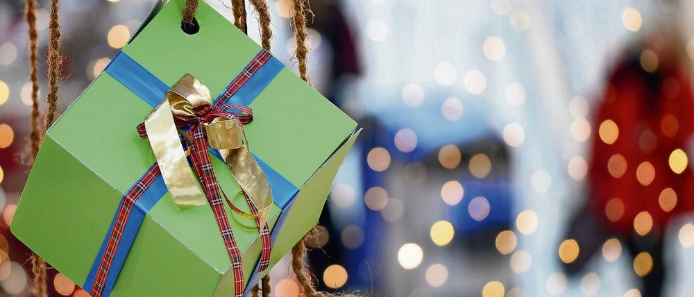 Weihnachtsgeschäft. Vor allem im Handel gibt es derzeit viele offene Stellen.