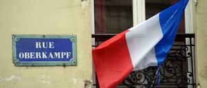 Ein Anwohner der Rue Oberkampf in Paris hat die Nationalflagge angebracht.