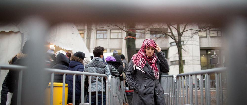 Flüchtlinge am Lageso in Berlin: Justizsenator Heilmann fordert eine drastische Vereinfachung der Asylverfahren.