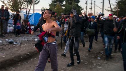 Junge Flüchtlinge an der griechisch-mazedonischen Grenze werden ungeduldig und wütend. 