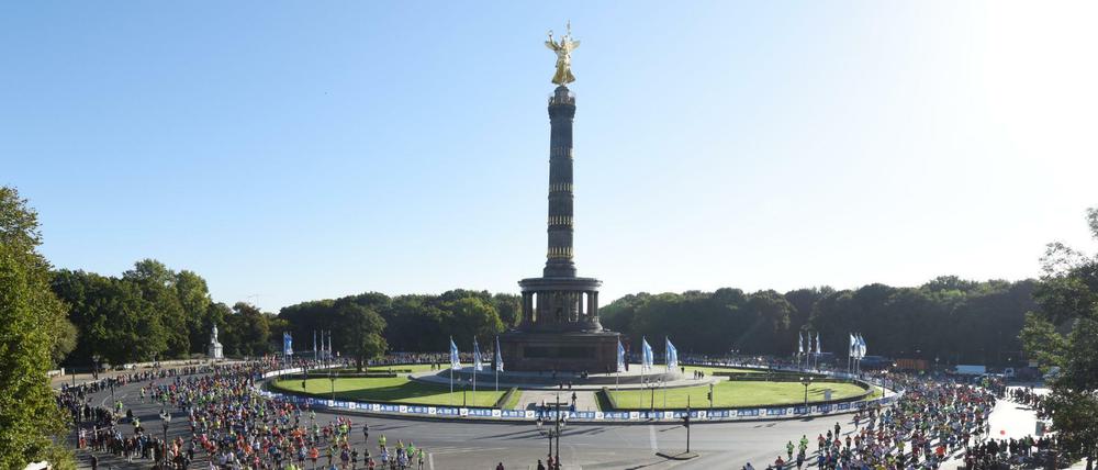 Zahlreiche Teilnehmer laufen am 27.09.2015 beim 42. Berlin-Marathon an beiden Seiten der Siegessäule in Berlin vorbei.