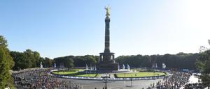 Zahlreiche Teilnehmer laufen am 27.09.2015 beim 42. Berlin-Marathon an beiden Seiten der Siegessäule in Berlin vorbei. 