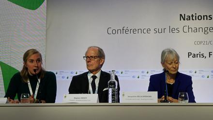 May Boeve von 350.org, Stephen Heintz vom Rockefeller Fund und Jaqueline Délia Brémont von der Stiftung Ensemble auf dem Podium bei einer Veranstaltung der Divestmentbewegung.