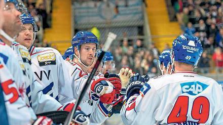 Voll im Lauf. Die Adler Mannheim führen die Tabelle in der DEL an, zuletzt gewannen sie 13 von 14 Spielen.