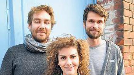 Julian Janke (links), Marc Pohl und Mila Miceli schätzen Apple-Geräte.