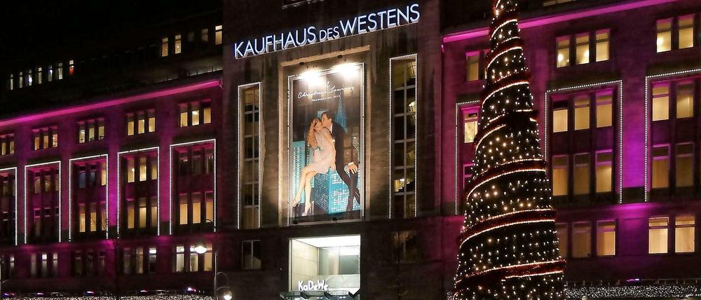 Das KaDeWe im Weihnachtsglanz. Tauentzienstraße und Kurfürstendamm sind die größten und belebtesten Einkaufsstraßen in Berlin.