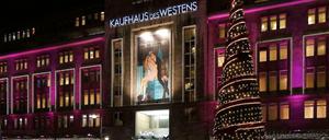 Das KaDeWe im Weihnachtsglanz. Tauentzienstraße und Kurfürstendamm sind die größten und belebtesten Einkaufsstraßen in Berlin.