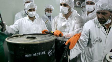 Iranische Atomwissenschaftler im Forschungszentrum der Uranumwandlungsanlage im Kernkraftwerk Isfahan (Aufnahme von 2005).