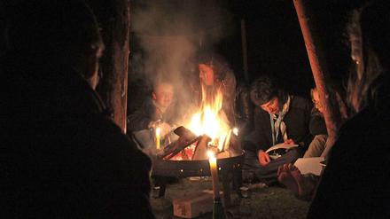 Lagerfeuer-Romantik. Bei den Pfadfindern lernen Kinder und Jugendliche, sich selbst zu organisieren und füreinander Verantwortung zu tragen.