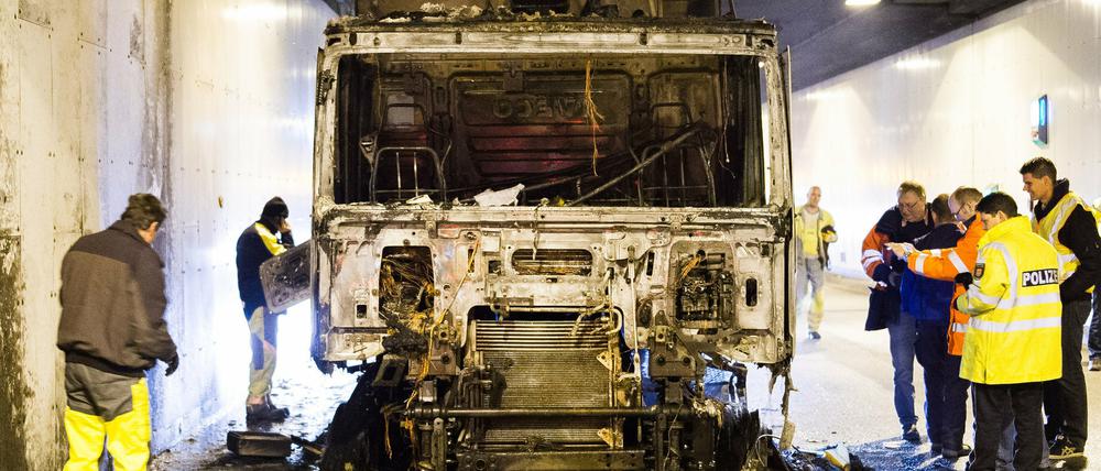 Ein ausgebrannter Sattelschlepper steht am Dienstag im Elbtunnel in Hamburg. Kurz vor Beginn des Berufsverkehrs war der Lastwagen in Flammen aufgegangen.
