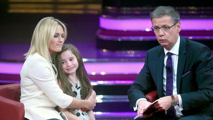 Helene Fischer und ein junger Fan sitzen beim RTL Jahresrückblick "2015! Menschen, Bilder, Emotionen" mit Moderator Günther Jauch.