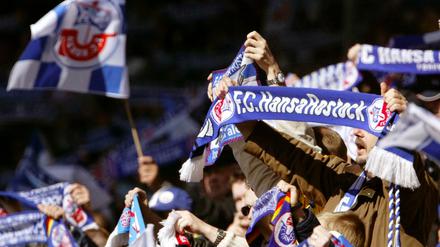 FC Hansa, ohohooo. Stimmungsvoll, laut und so mancher leider auch gewalttätig.