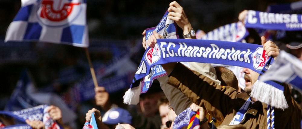 FC Hansa, ohohooo. Stimmungsvoll, laut und so mancher leider auch gewalttätig.