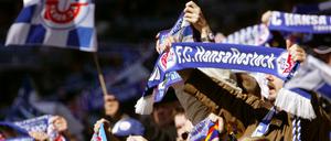 FC Hansa, ohohooo. Stimmungsvoll, laut und so mancher leider auch gewalttätig.