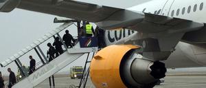 Ausstieg in Budapest. Passagiere und Crew des Condor-Flugs mussten die Maschine verlassen.
