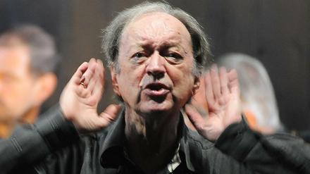 Alle mal herhören! Nikolaus Harnoncourt bei den Proben zur "Zauberflöte", 2012 in Salzburg. 