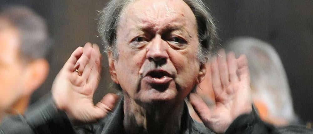Alle mal herhören! Nikolaus Harnoncourt bei den Proben zur "Zauberflöte", 2012 in Salzburg.