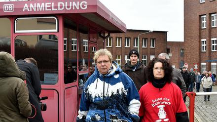 Schwindende Hoffnung. Mitarbeiter bei einer Mahnwache vor dem Bahnwerk Eberswalde. 