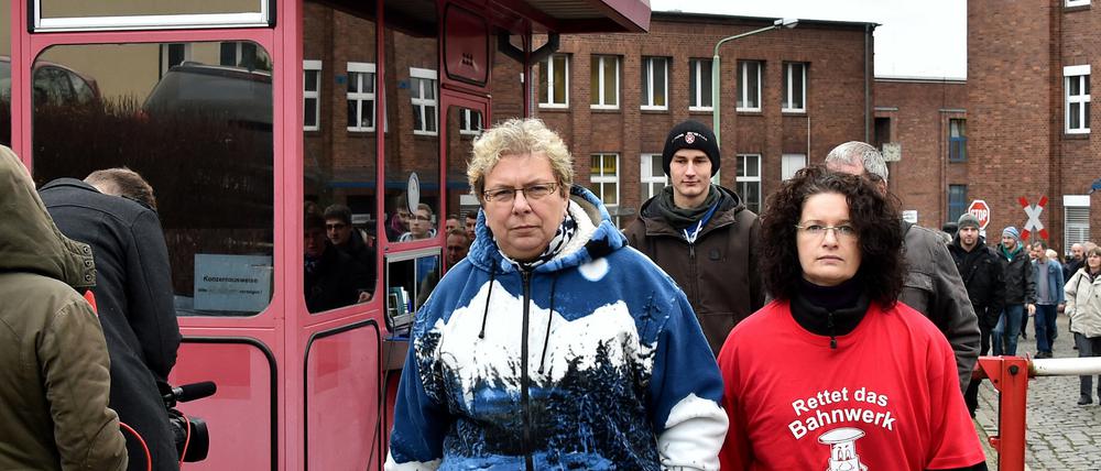 Schwindende Hoffnung. Mitarbeiter bei einer Mahnwache vor dem Bahnwerk Eberswalde.
