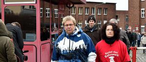 Schwindende Hoffnung. Mitarbeiter bei einer Mahnwache vor dem Bahnwerk Eberswalde. 