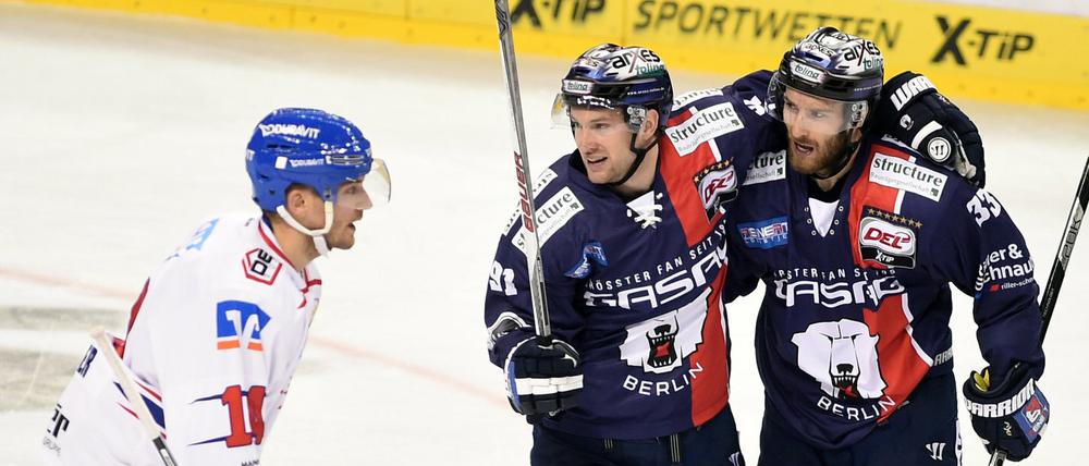 Berlins Mark Olver (m.) und Petr Pohl (r.) freuen sich über ein Tor. Während Mannheims Steven Wagner (l.) an ihnen vorbei fährt.