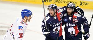 Berlins Mark Olver (m.) und Petr Pohl (r.) freuen sich über ein Tor. Während Mannheims Steven Wagner (l.) an ihnen vorbei fährt.