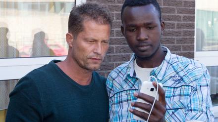 Selfie mit Promi: Til Schweiger (l) und der Bewohner eines Flüchtlingshauses in Osnabrück, Ende September. 