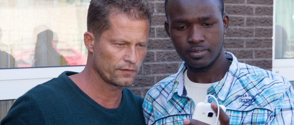 Selfie mit Promi: Til Schweiger (l) und der Bewohner eines Flüchtlingshauses in Osnabrück, Ende September.