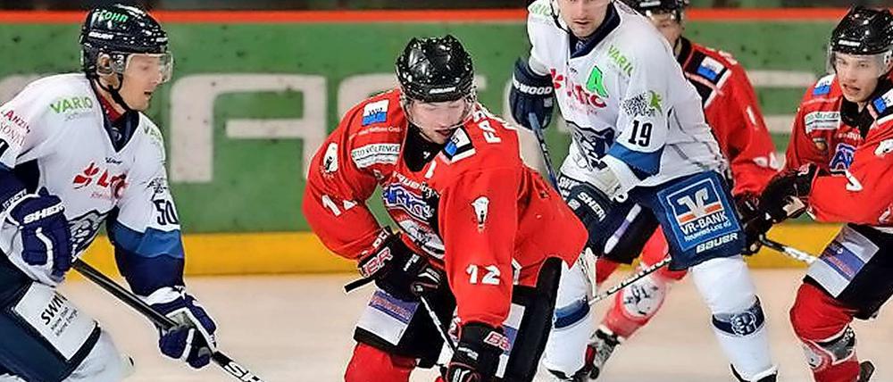 Ab zur U-20-Nationalmannschaft: Cem Matthäs (in rot) von Fass Berlin.