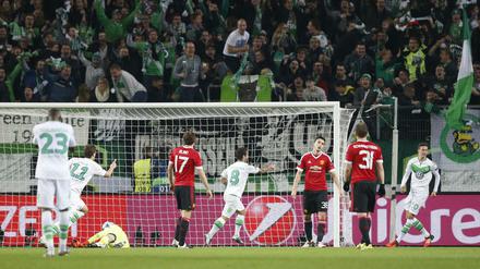 Traumtor ins Achtelfinale. Vieirinha (8) vollendet nach toller Vorarbeit von Draxler (r.) und Kruse.