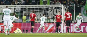 Traumtor ins Achtelfinale. Vieirinha (8) vollendet nach toller Vorarbeit von Draxler (r.) und Kruse.