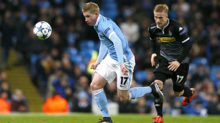 Kevin de Bruyne vor Oscar Wendt. Lange lief es in Manchester anders herum.
