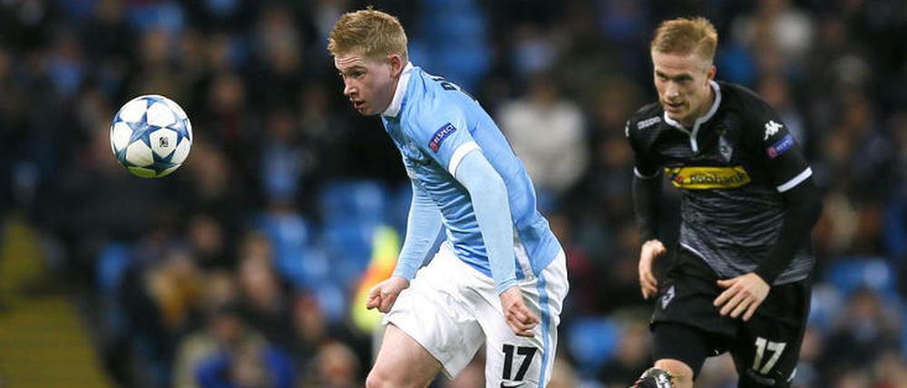 Kevin de Bruyne vor Oscar Wendt. Lange lief es in Manchester anders herum.