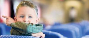Besonders Kleinkinder sind auf langen Zugfahrten schnell gelangweilt. 