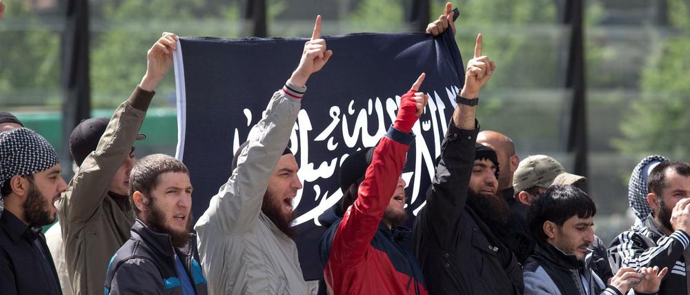 Salafisten protestieren auf dem Potsdamer Platz in Berlin gegen eine Kundgebung der rechstpopulistischen Partei Pro Deutschland. In Berlin wächst die Zahl der erzkonservativen Muslime.
