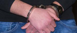 Mit Handschellen kommt der angeklagte Sohn, Akram Y., am Montag in das Landgericht in Freiburg. In einem Fall von tödlicher Selbstjustiz ist der 18 Jahre alter Schüler zu acht Jahren Gefängnis verurteilt worden.