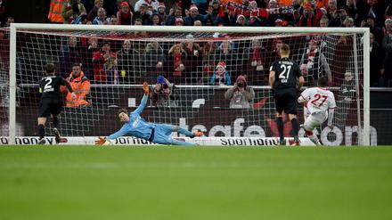Anthony Modeste verschießt. Marwin Hitz hatte zuvor den Elfmeterpunkt zertreten. 