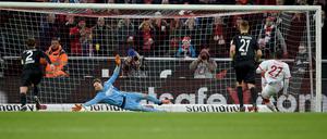 Anthony Modeste verschießt. Marwin Hitz hatte zuvor den Elfmeterpunkt zertreten. 