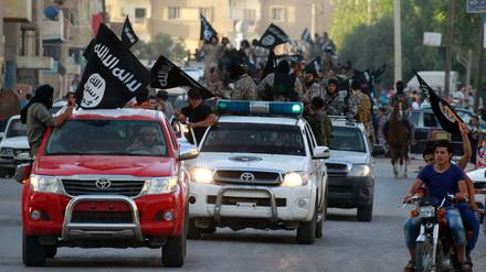 Militante Kämpfer des "Islamischen Staates" in der vom IS besetzten syrischen Stadt Rakka 2014.