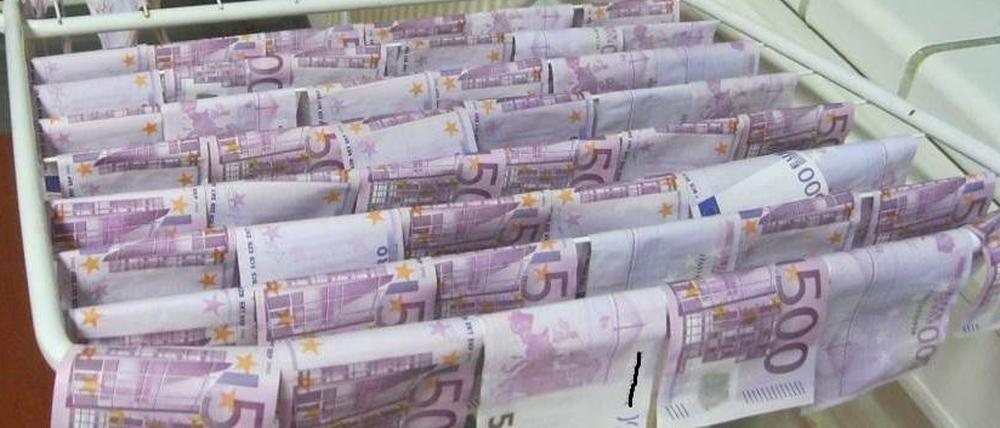 Das Geld aus der Donau hängt zum Trocknen. Wer hat es in den Fluss geworfen? Und wem gehört es, wenn es nicht zugeordnet werden kann?