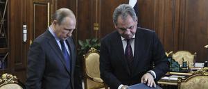 Verteidigungsminister Sergei Shoigu (rechts) übergibt dem russischen Präsidenten Wladimir Putin den Flugschreiber des abgeschossenen Kampfjets.