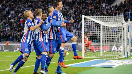 Frühe Freude bei Hertha BSC. Darida (vorn) lässt sich nach seinem 1:0 feiern.