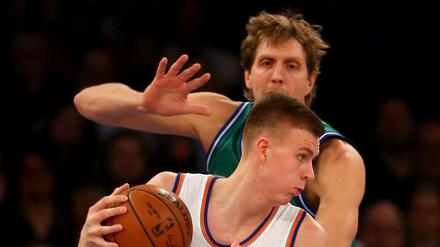 Dirk Nowitzki (im Hintergrund) im Duell mit NBA-Neuling Kristaps Porzingis.