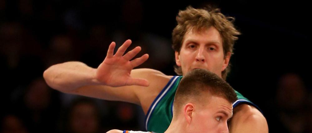 Dirk Nowitzki (im Hintergrund) im Duell mit NBA-Neuling Kristaps Porzingis.