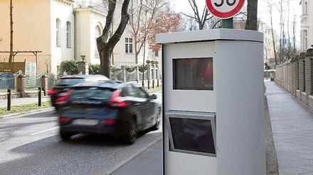 Sorgt für Ärger und offenbar auch für Aggressionen: ein Blitzer in Brandenburg.