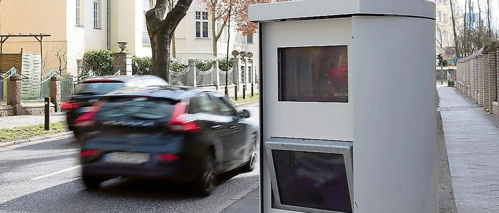 Sorgt für Ärger und offenbar auch für Aggressionen: ein Blitzer in Brandenburg.