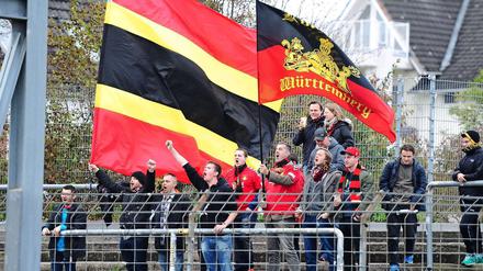So sieht das aus, wenn wir reisen. Fans der SG Sonnenhof-Großaspach beim Auswärtsspiel in Kiel.