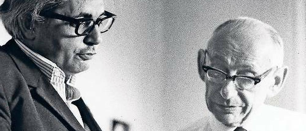 Peter Szondi (links) und Religionskritiker Gershom Scholem diskutieren 1971 eine Schrift von Walter Benjamin.